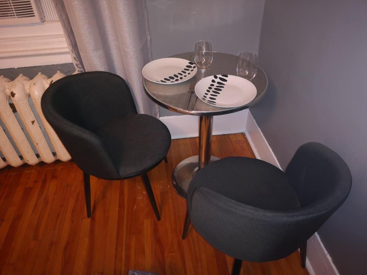 Room With King Bed In Shared 3 Bedroom Downtown Montréal Exterior foto